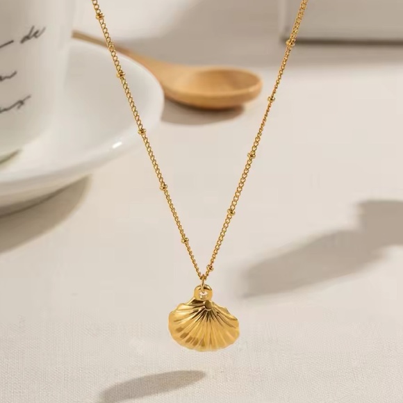 ◾️18K Gold Plated Scallop SeaShell Pendant Necklace - Picture 4 of 8